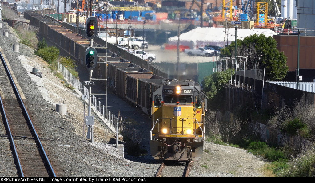 UP 1088 Leads the LSF51 22